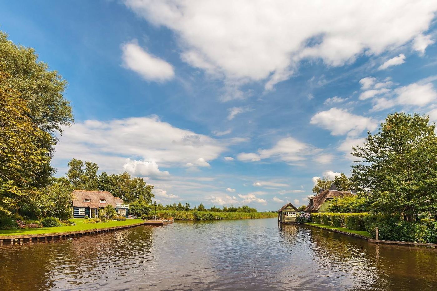 Gracht mit reetgedeckten Häusern in Giethoorn