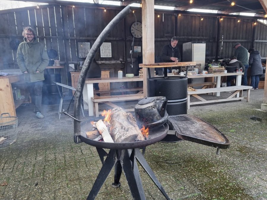 Holzfeuer in einer Feuerschale unter dem Vordach von Buitenkoken Giethoorn