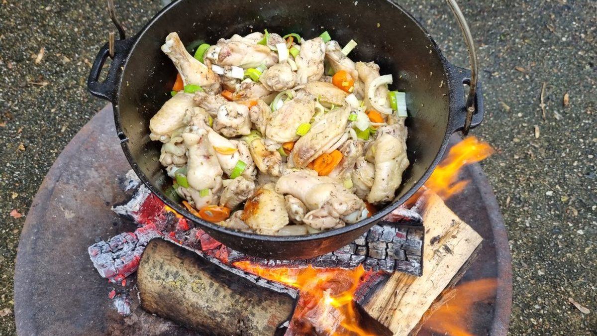 Dutch Oven über einem Holzfeuer beim Kochworkshop von Buitenkoken Giethoorn