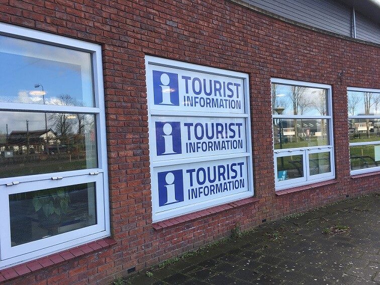 Gebäude der Tourist Information in Giethoorn mit Informationstafeln in den Fenstern