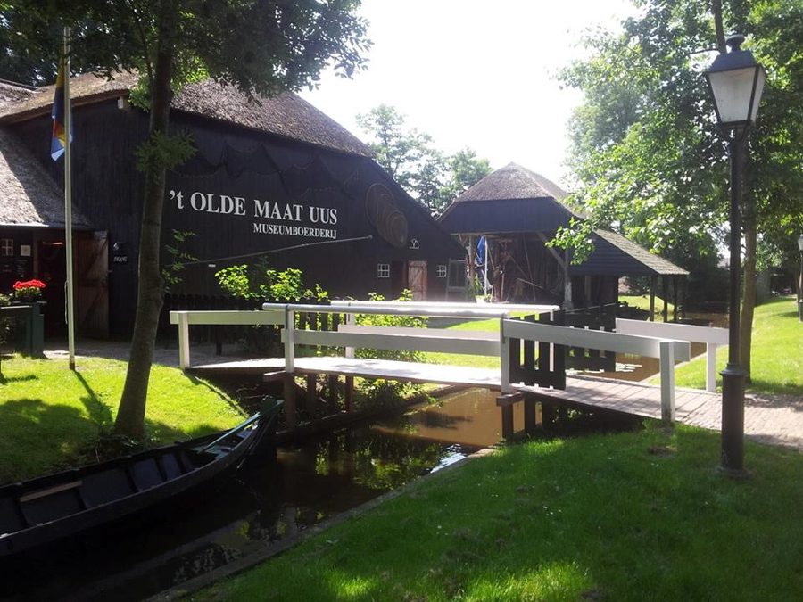 Museumsbauernhof ’t Olde Maat Uus in Giethoorn mit einem Punter im Graben davor