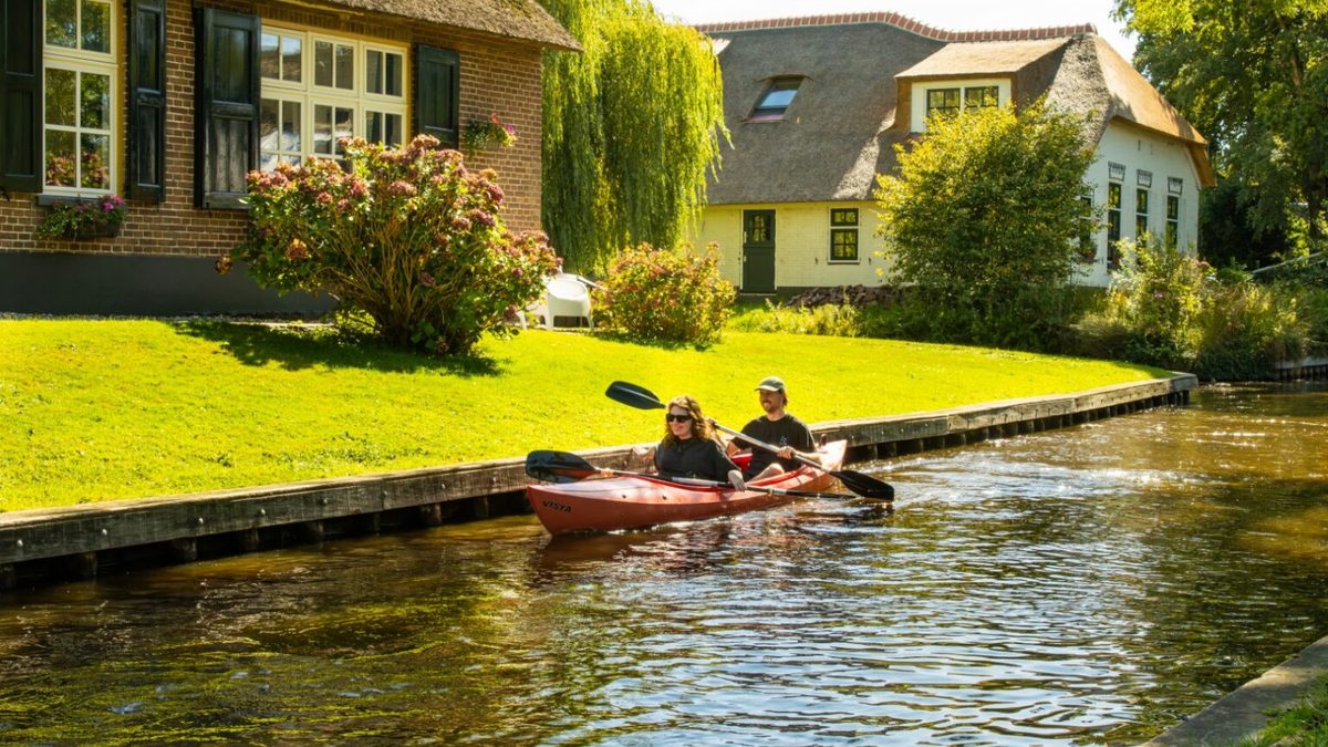 Which boat rental companies and options are there in Giethoorn?
