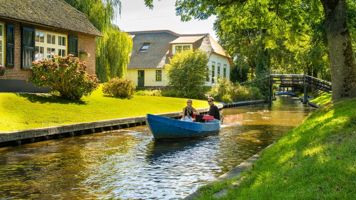 In which situations do you choose to rent a boat in Giethoorn?