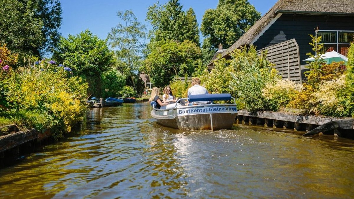 Renting a boat in Giethoorn: how to arrange it step by step online