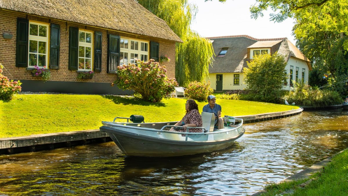 In which situations do you choose a group package in Giethoorn?