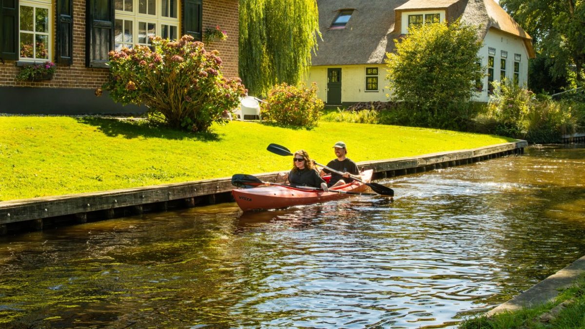 What are the main attractions and activities in Giethoorn?