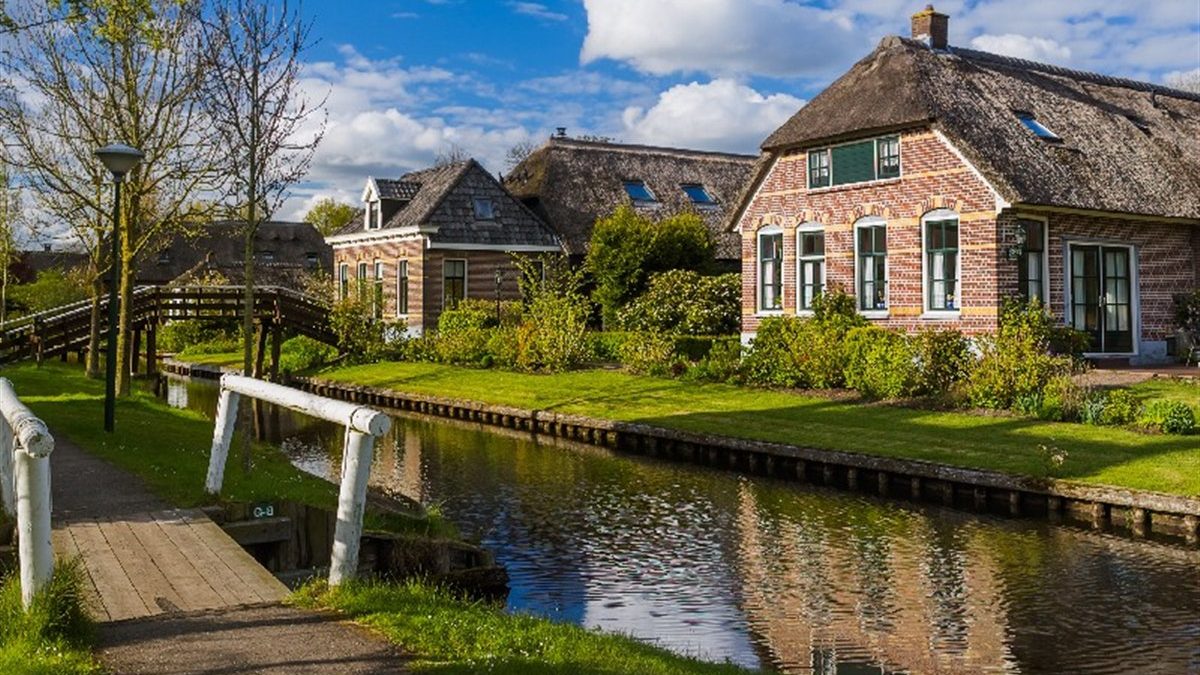 How do I plan a visit to Giethoorn? (day trip or weekend)