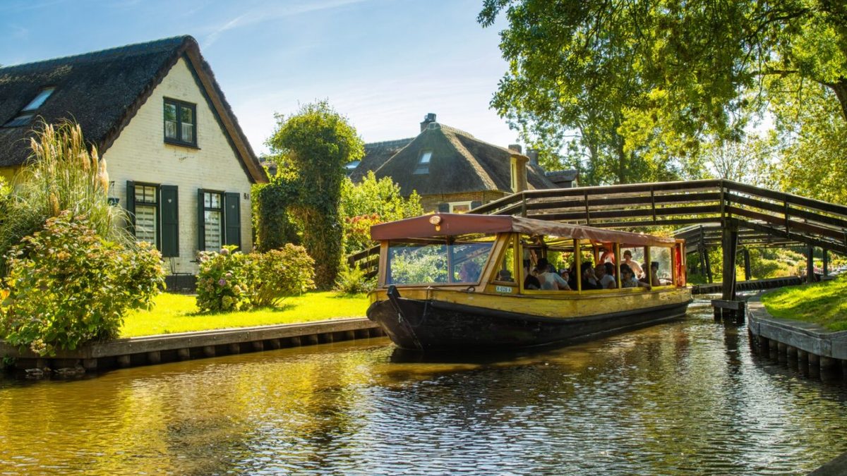 Was beinhaltet eine Rundfahrt in Giethoorn? Routen, Dauer und Boote erklärt