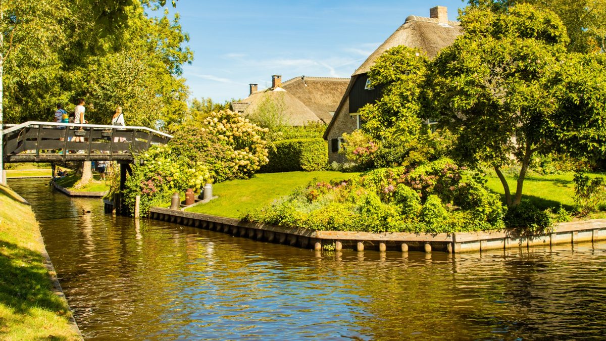 Which tourist services are available in Giethoorn? Boat tours, boats and packages
