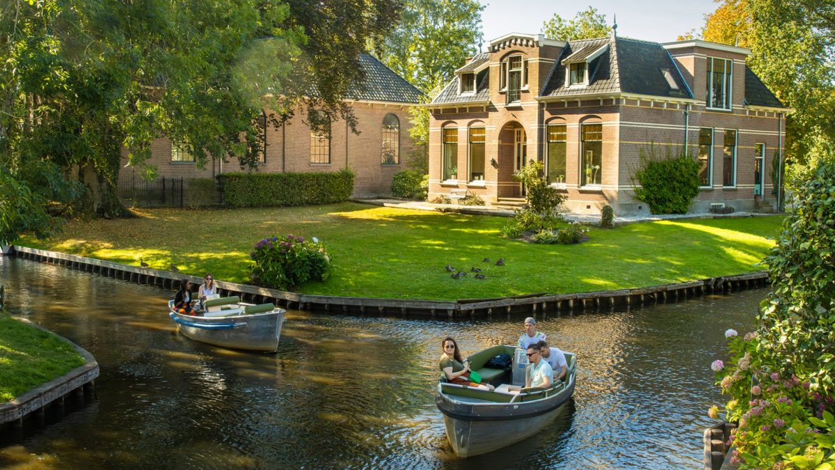 Why do people choose to visit Giethoorn? Context that makes your decision easier