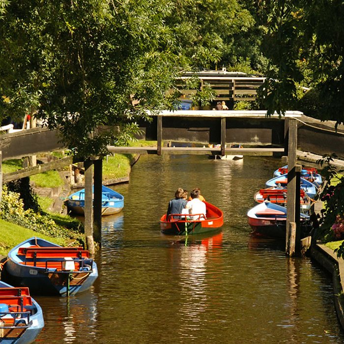 Ein Flüsterboot in Giethoorn mieten