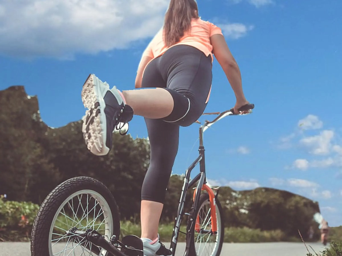 Riding a kick bike in Giethoorn