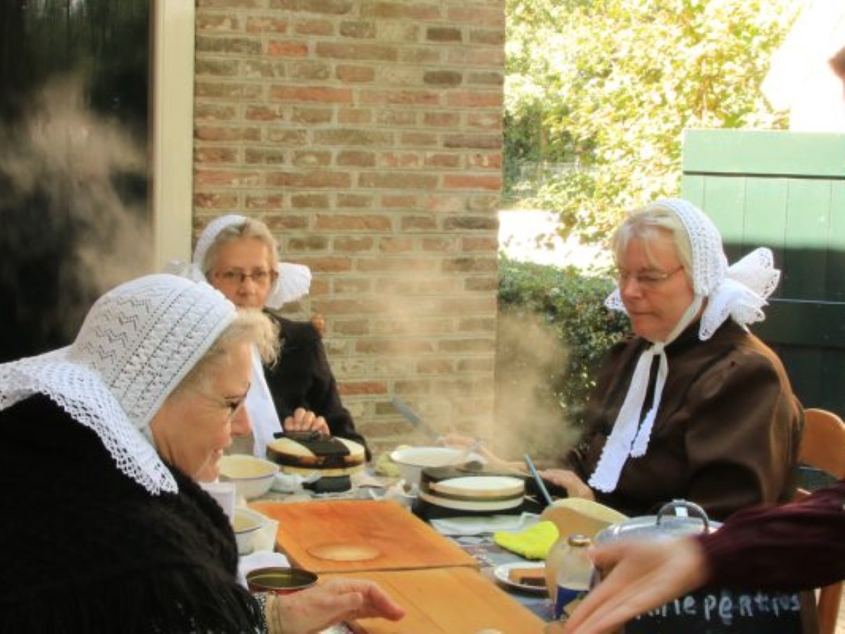 Frauen in traditioneller Tracht in Giethoorn