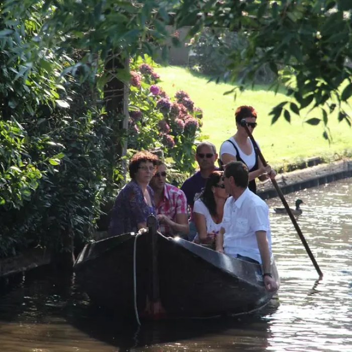 Skipper stößt sich mit der Stakstange ab in Giethoorn