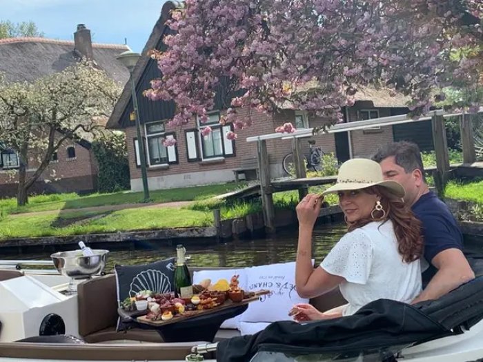 Gruppe an Bord eines privaten Boots mit Skipper in Giethoorn