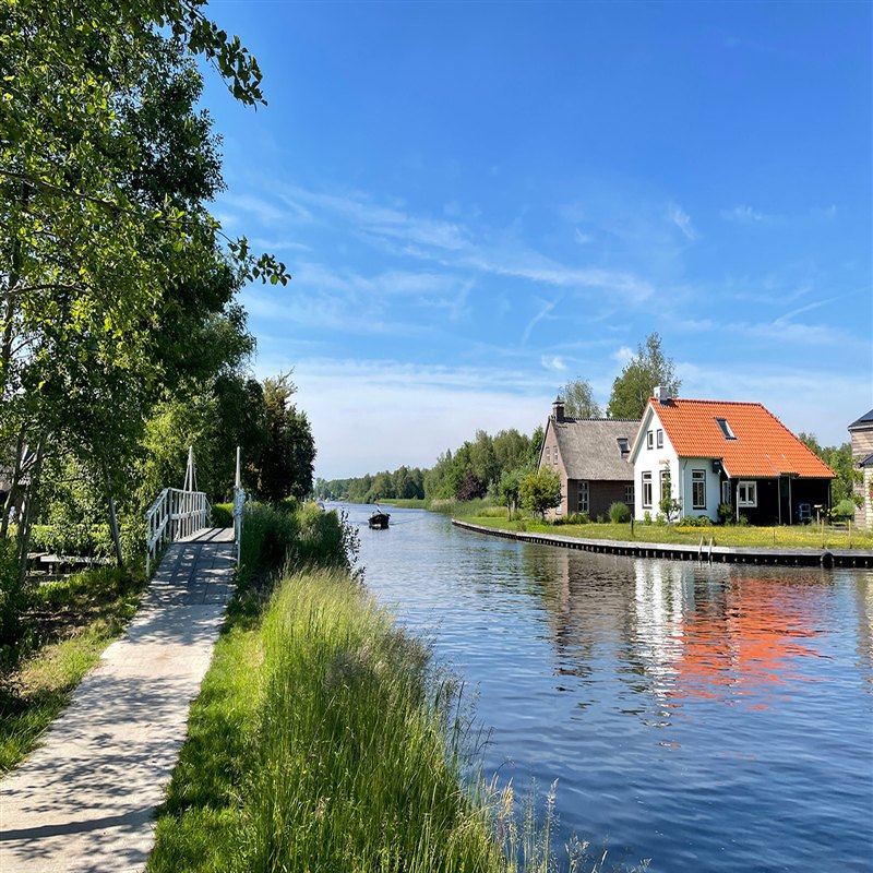 Footpath along the water in Giethoorn