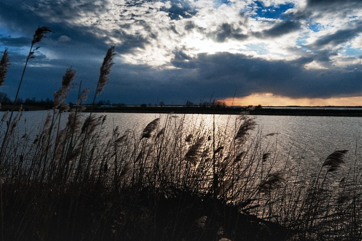 Abendhimmel über dem Wasser bei Giethoorn