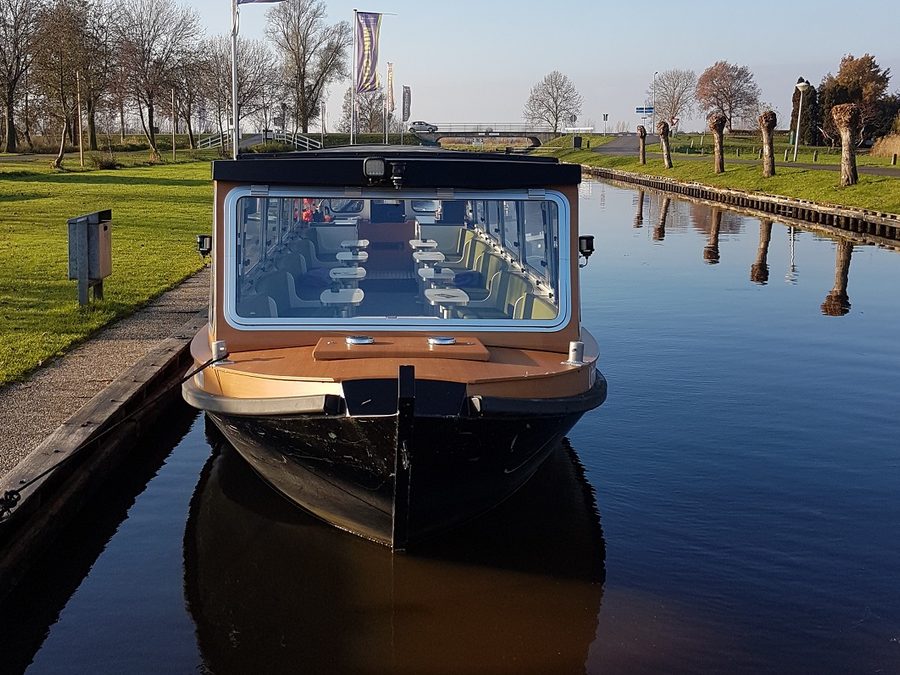 Überdachtes Rundfahrtboot von Arendshorst am Steg in Giethoorn