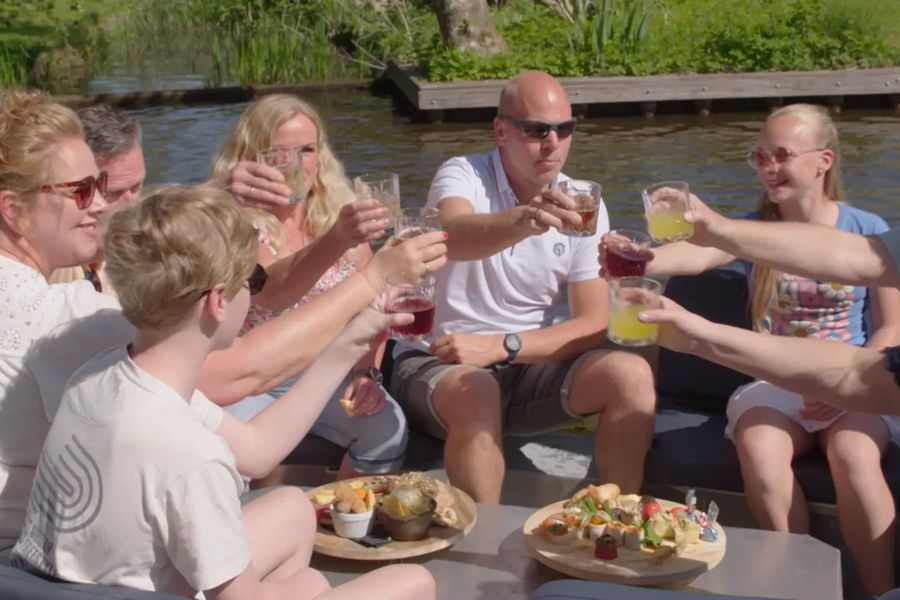 Gesellschaft stößt an Bord eines Bootes in Giethoorn an