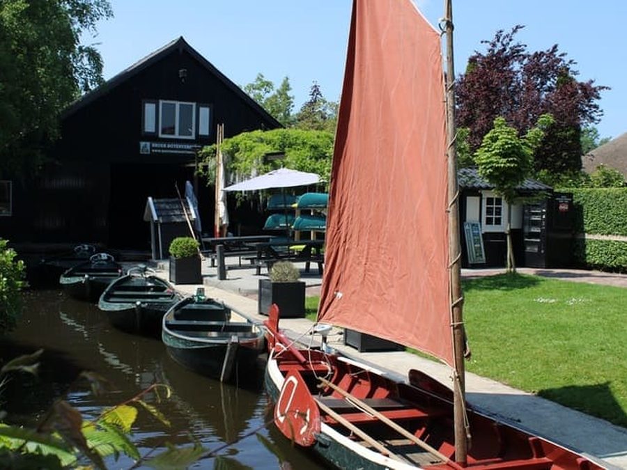 Segelpunter und Punter bei der Bootshalle von Broer Botenverhuur am Binnenpad