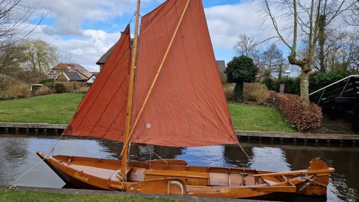 Hölzerner Segelpunter mit roten Segeln von Broer Botenverhuur in Giethoorn