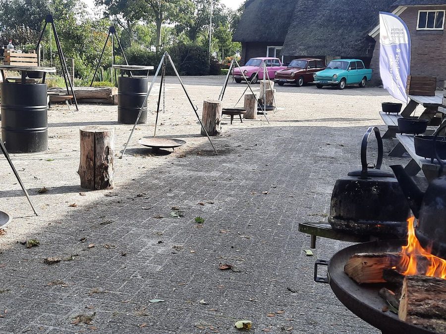 Kessel über einem Holzfeuer auf dem Hof von Buitenkoken Giethoorn