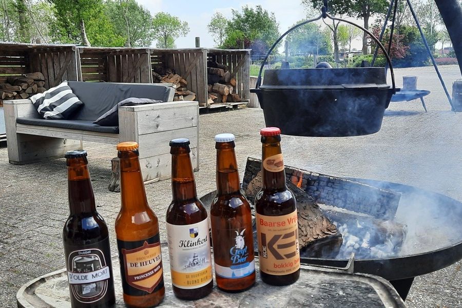 Feuerschale mit einem Dutch Oven auf dem Hof von Buitenkoken Giethoorn