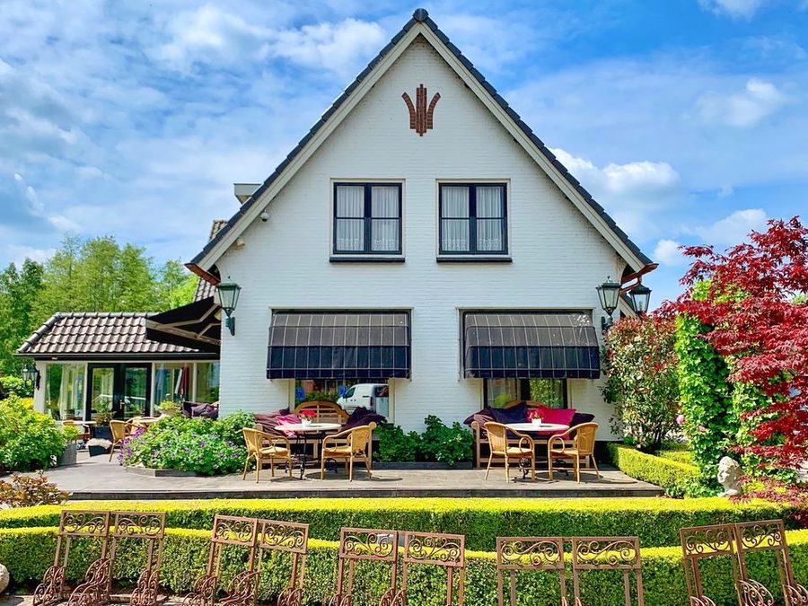 Front of De Dames van de Jonge with terrace and garden