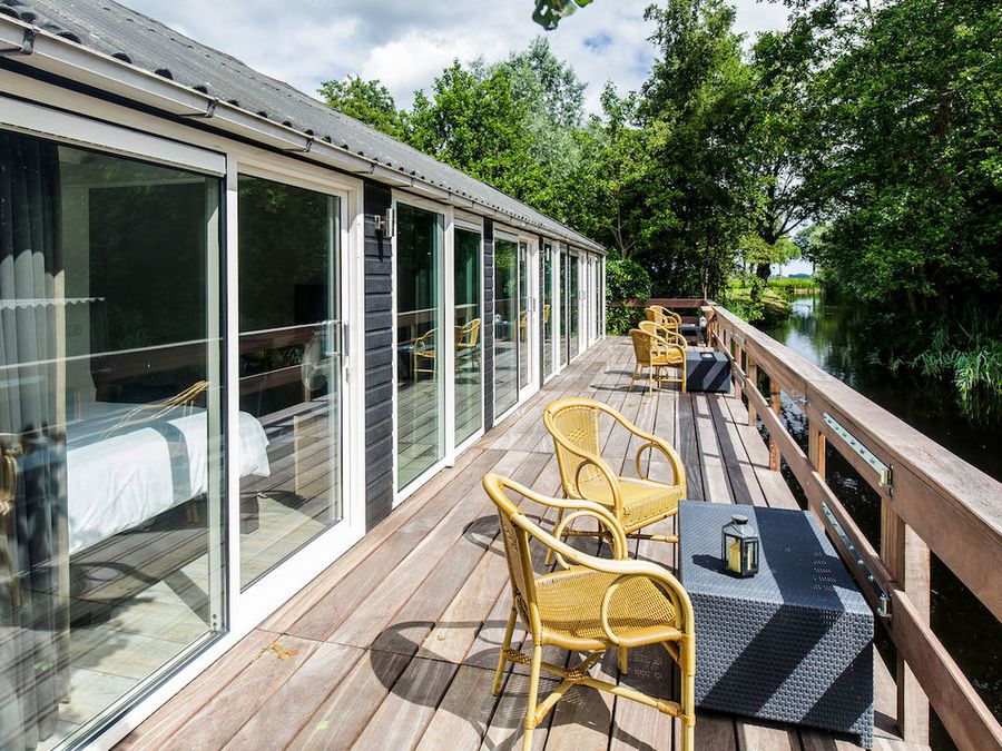 Wooden terrace along the hotel rooms of De Dames van de Jonge, right on the water