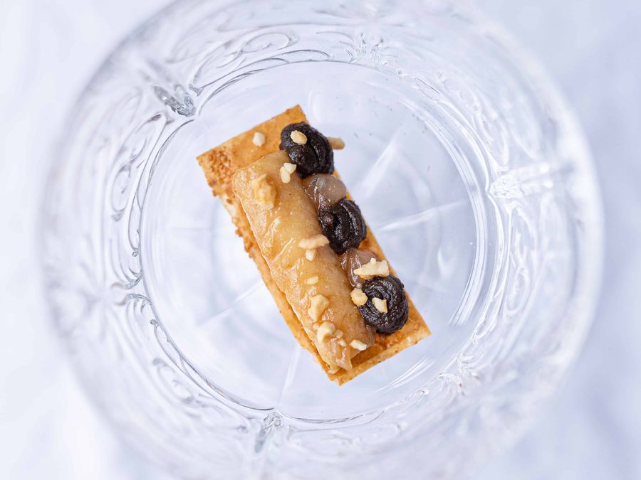 Dish from De Lindenhof on a crystal bowl