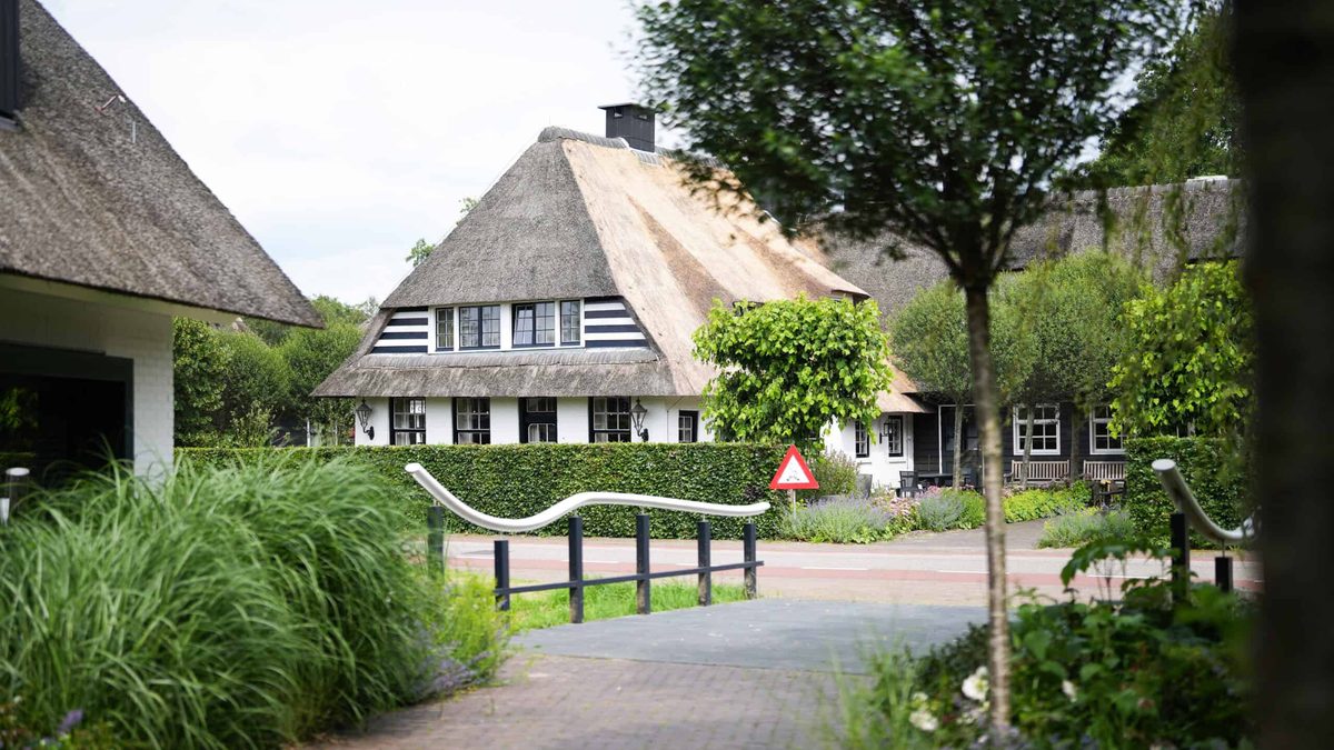 The thatched building of Restaurant De Lindenhof on the Beulakerweg in Giethoorn