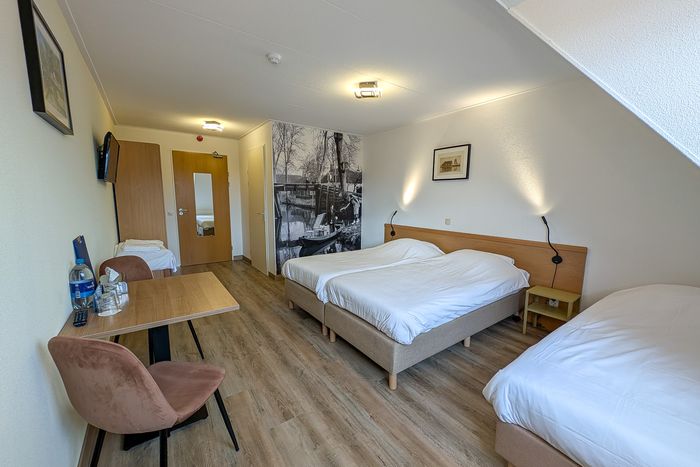 Triple room at D'Olde Smidse with a twin bed and a separate bed under the window
