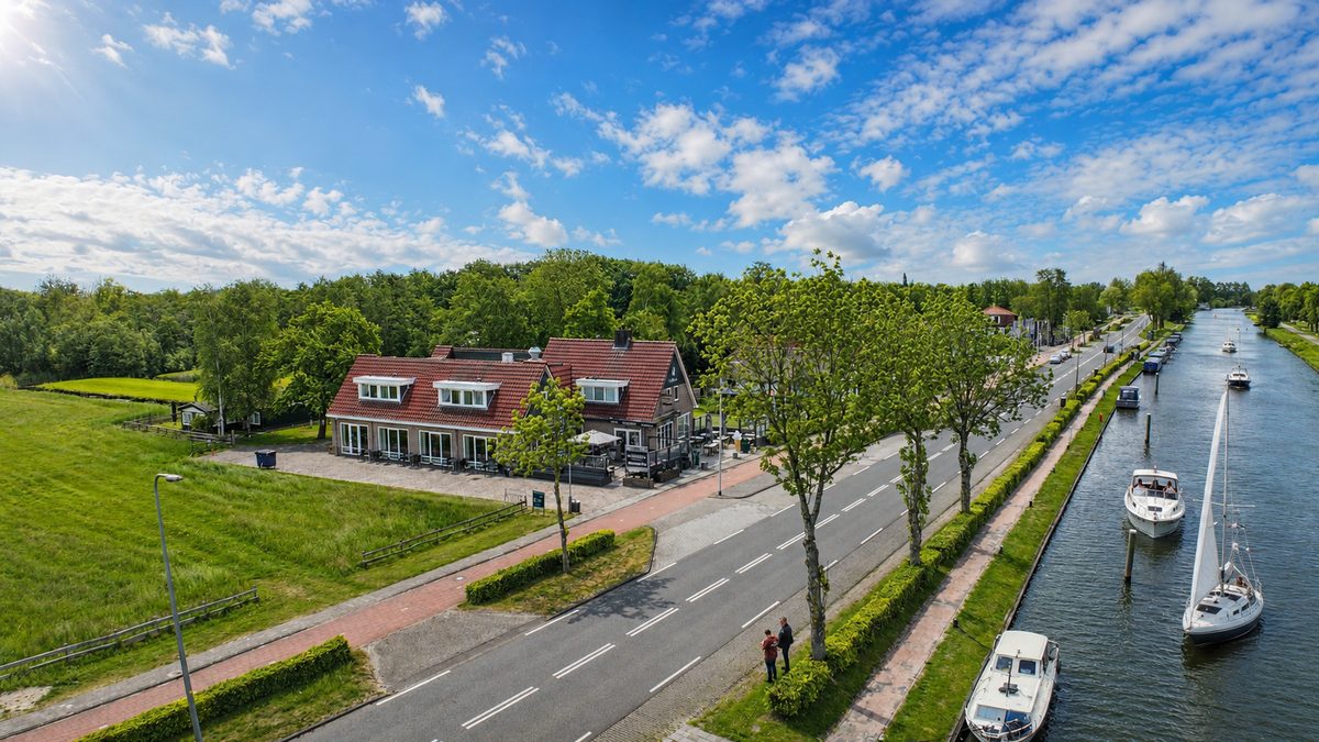 Aerial view of D'Olde Smidse on the Beulakerweg with the canal alongside in Giethoorn