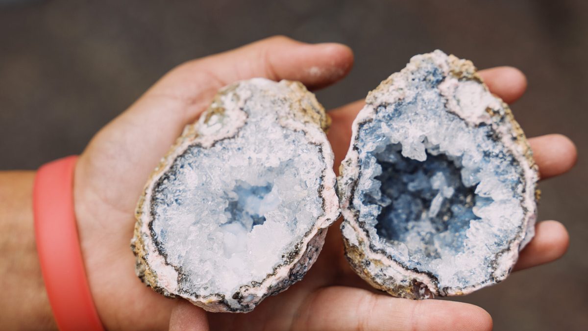 Aufgebrochene Geode mit Kristallen in einer Hand bei De Oude Aarde