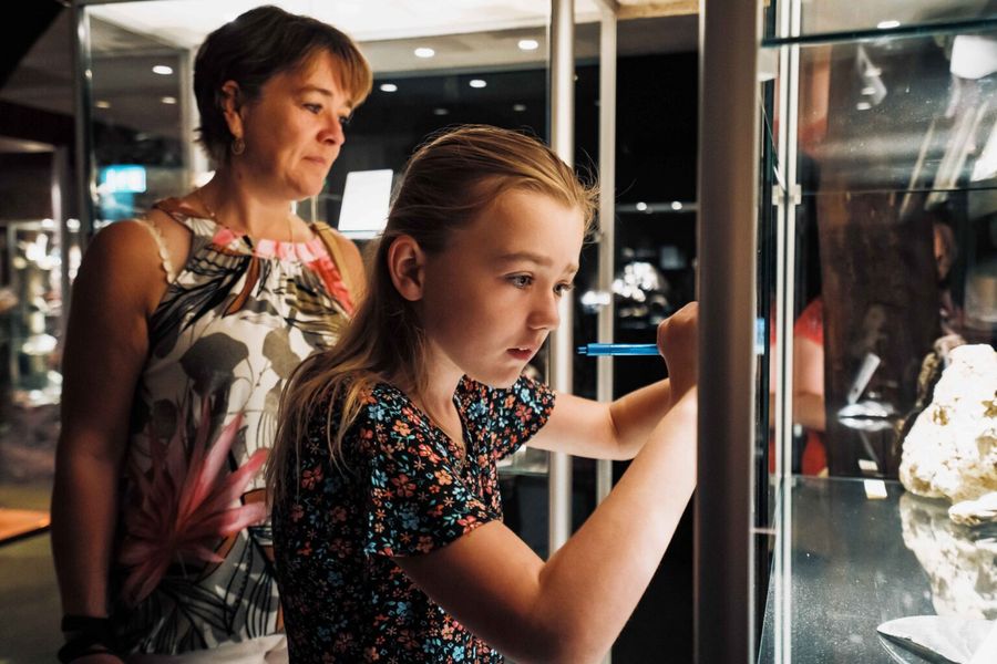 Mutter und Tochter betrachten eine Vitrine mit Mineralien im Museum von De Oude Aarde