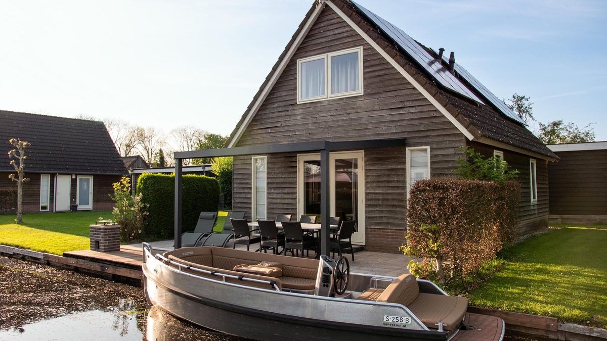 Ferienhaus von De Sloothaak mit Terrasse und Sloep am Wasser in Giethoorn