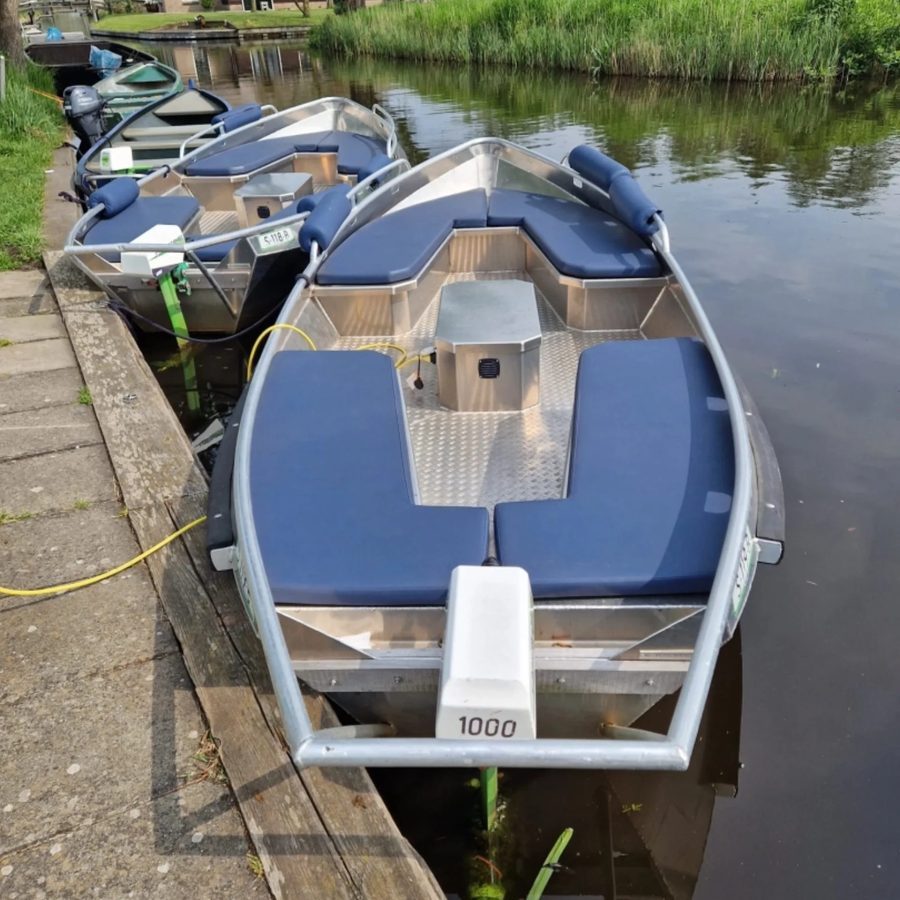 Mietsloepen mit blauen Kissen am Steg von De Deukten in Giethoorn