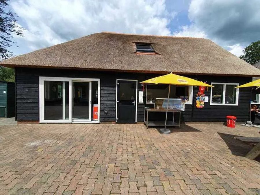 Lunchroom von De Deukten mit Reetdach und Terrasse in Giethoorn