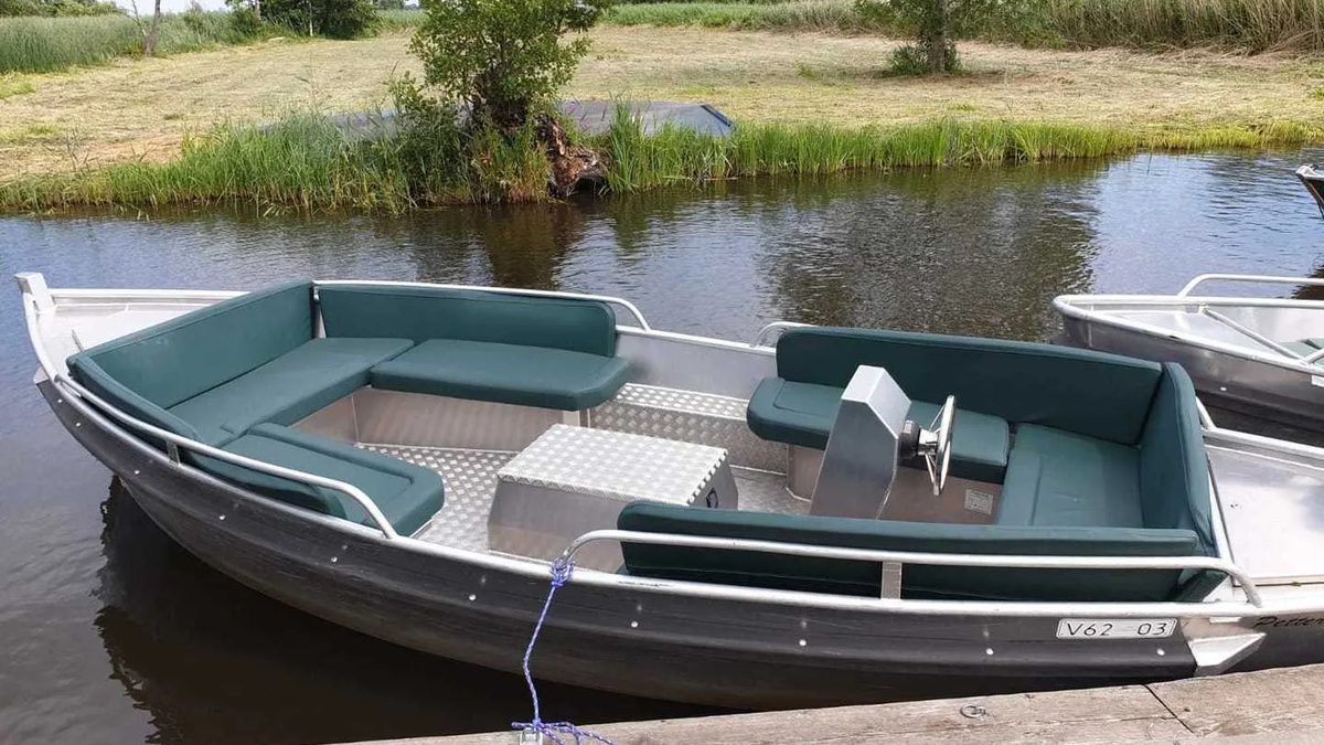 Elektrische Mietsloep von De Deukten am Steg in Giethoorn