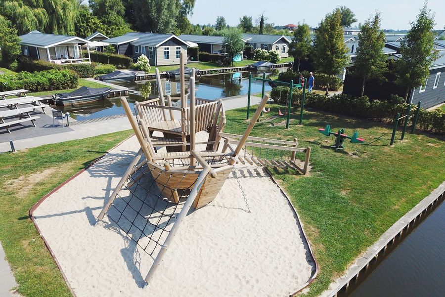 Hölzernes Piratenschiff im eingezäunten Sandkasten des Spielplatzes von Eetcafé Giethoorn