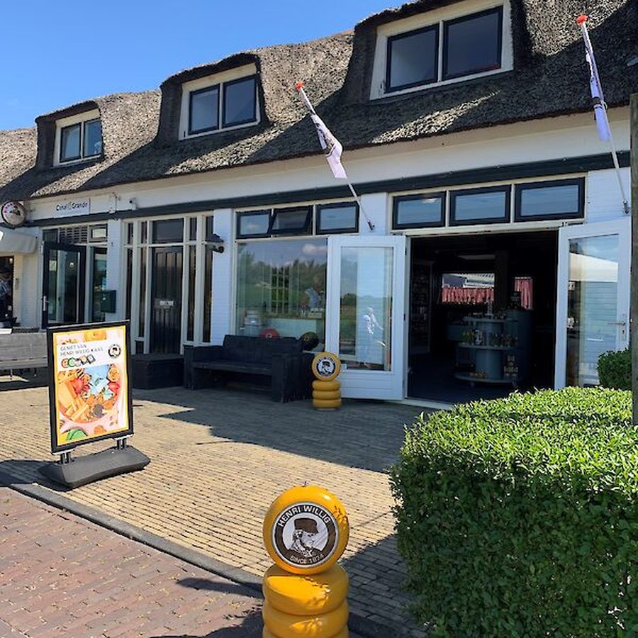 Fassade des Henri-Willig-Käseladens in Giethoorn mit Käselaiben am Eingang