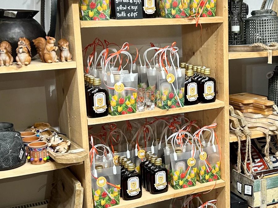 Regal mit Souvenirs und Geschenkartikeln in Het Wapen van Giethoorn