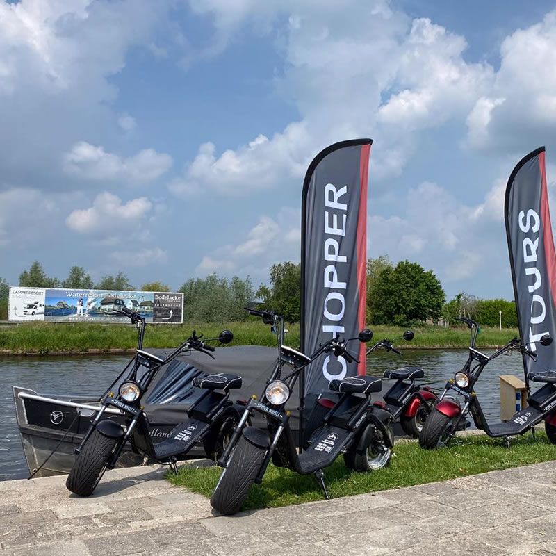 Schwarze E-Chopper mit breiten Reifen, am Wasser bei Hollands Venetië geparkt