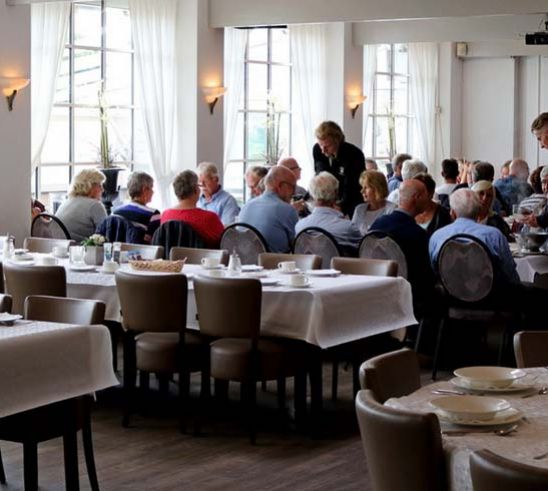 Gondola-Saal von Hollands Venetië mit Gästen an gedeckten Tischen
