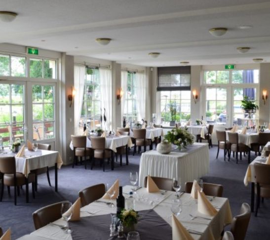 Riva-Saal von Hollands Venetië mit gedeckten Tischen und hohen Fenstern