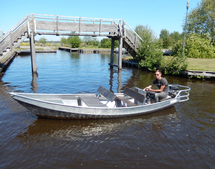 Konsolenboot aus Aluminium von Koppers Giethoorn bei einer hohen Holzbrücke