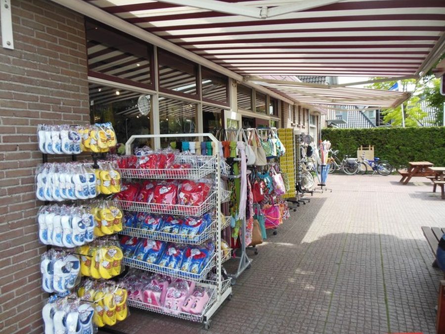 Souvenirladen von Koppers Giethoorn mit Holzschuh-Pantoffeln und Sommerartikeln unter dem Vordach