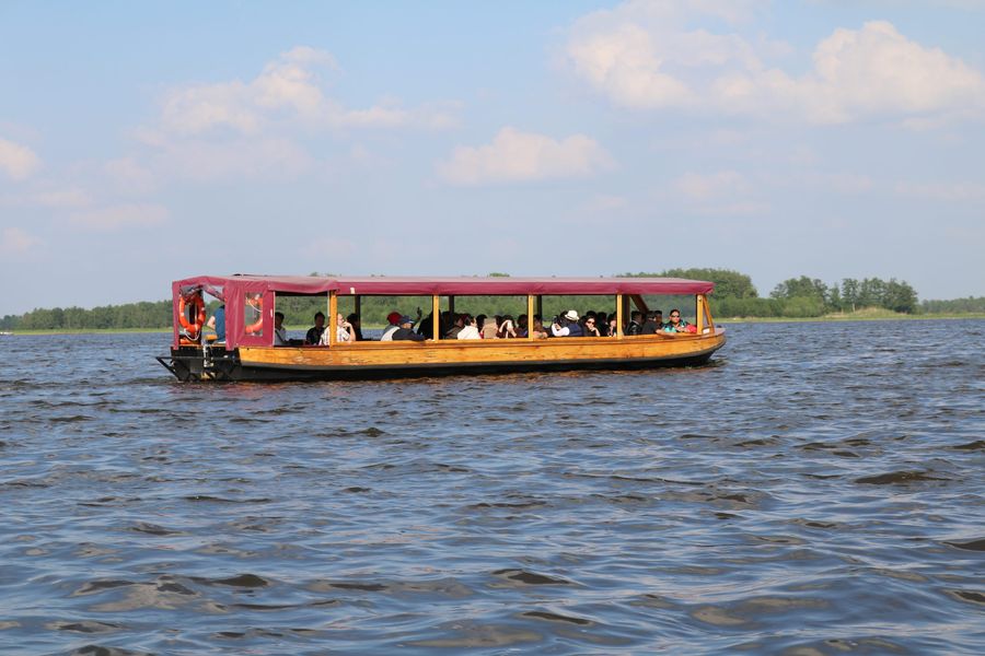 Rundfahrtboot von Koppers Giethoorn auf dem offenen Wasser des Bovenwijde