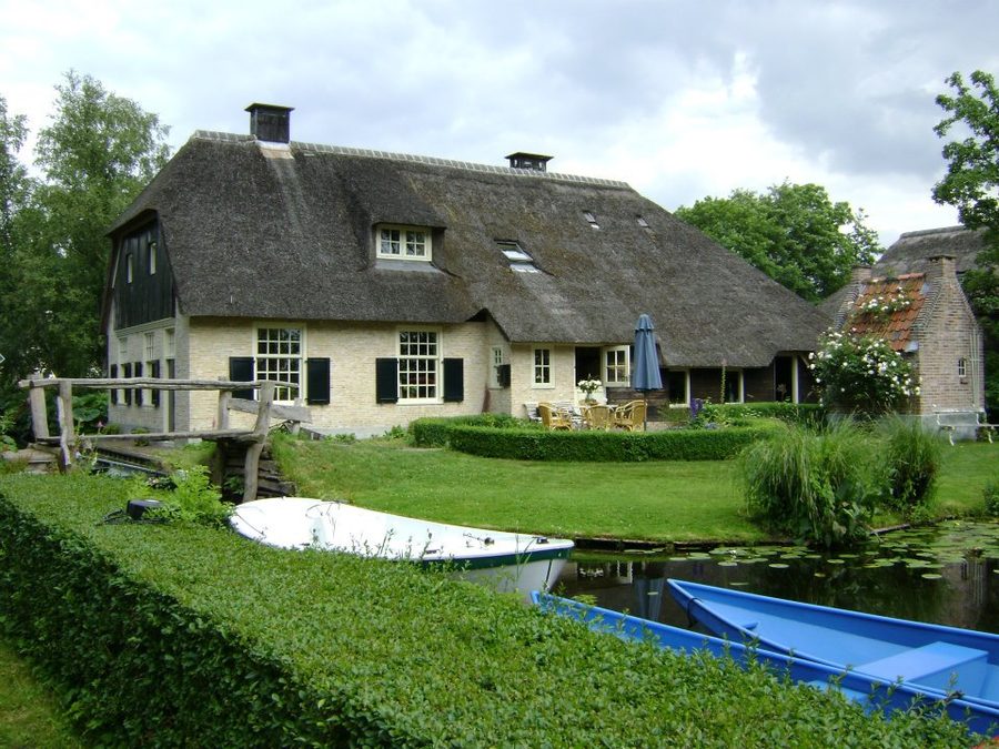 Mietboote an der Gracht vor dem Bauernhof von De Landije in Giethoorn