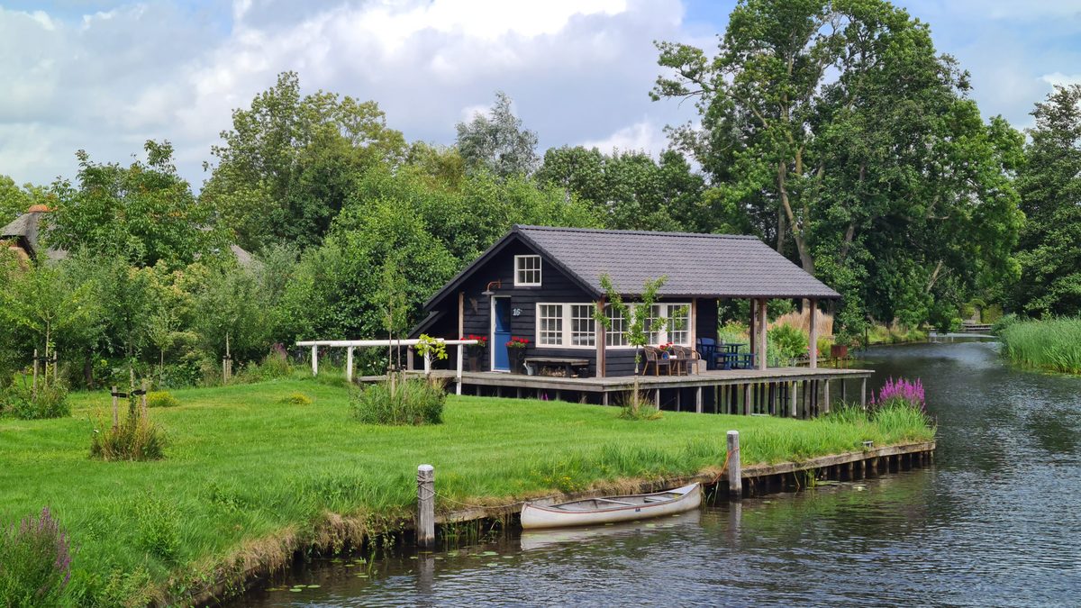Fahrrinne mit Bootshaus und Garten bei De Landije in Giethoorn